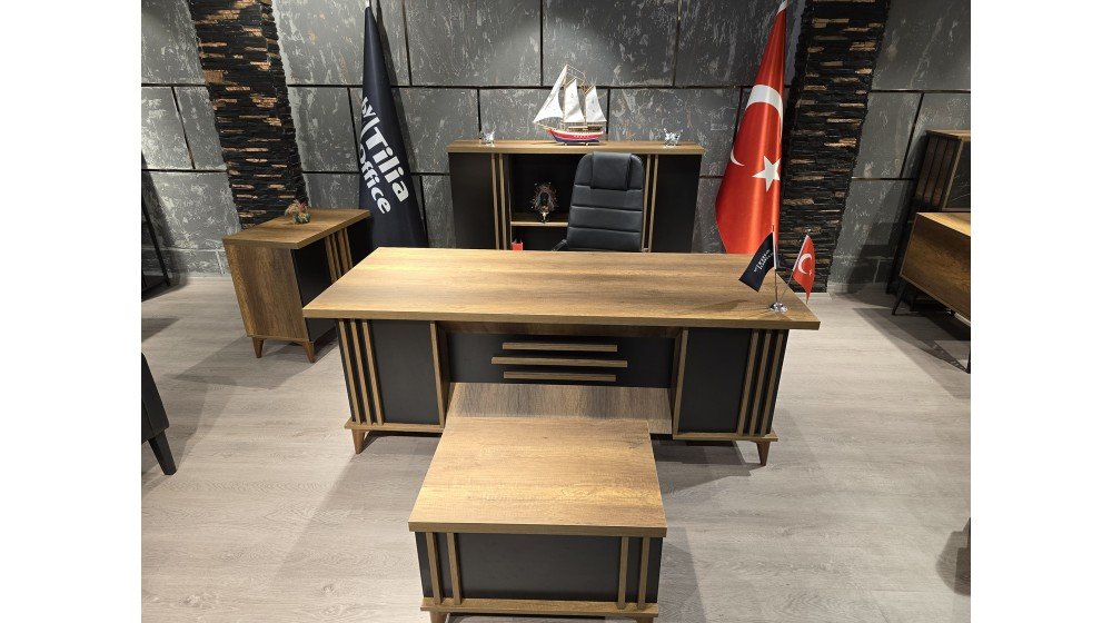 Anka lüks yönetici masa takımı, yivli antrasit panelleri ve doğal ahşap dokusu ile modern ofis ortamında V koltuklar ile sergileniyor.